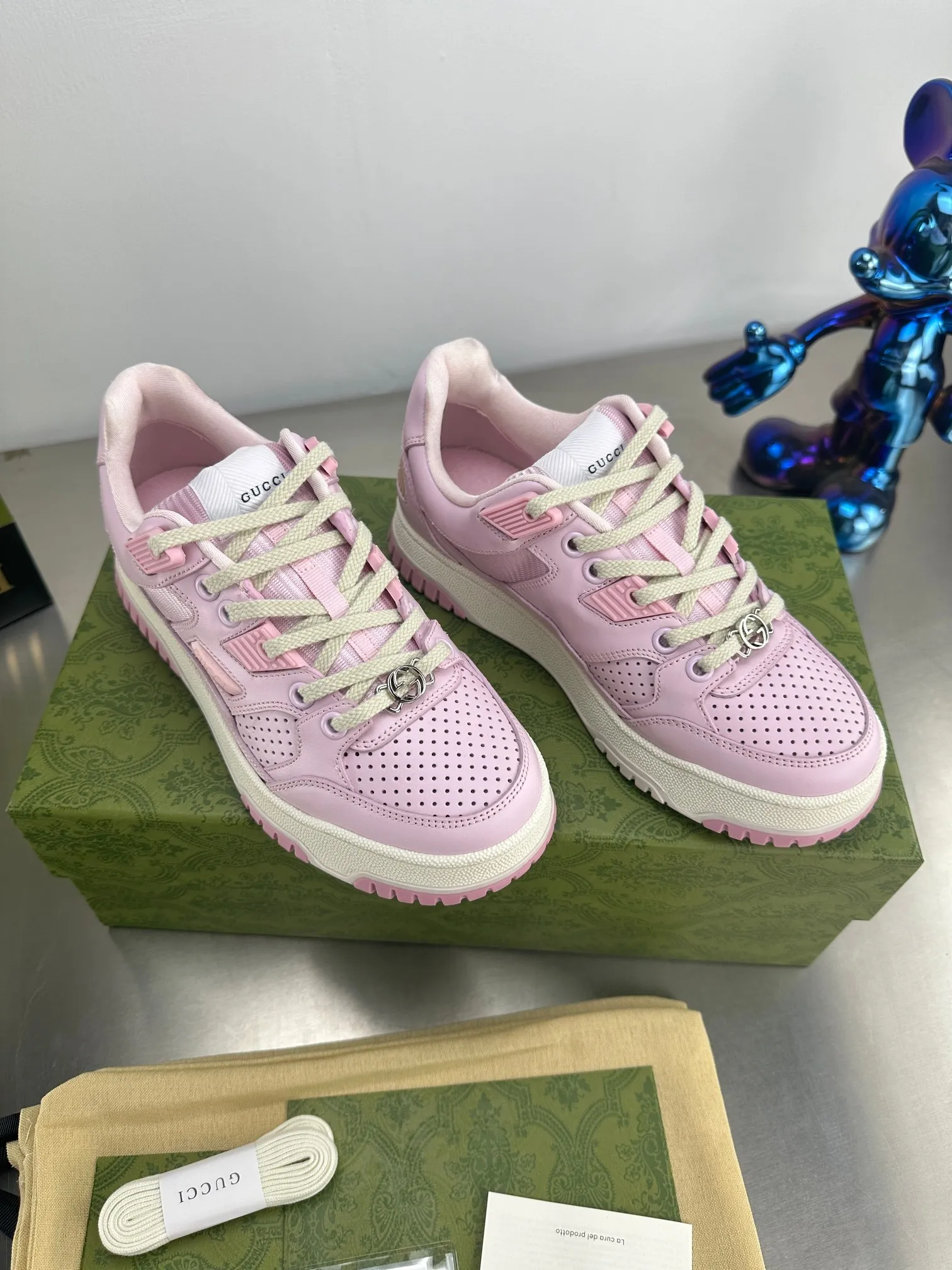 👟👟Ex-factory price 600👟👟 Gucci's latest hot-selling series of high and low-cut distressed couple's sneakers are shipped. The original version is purchased, developed and manufactured. This high-low top sneaker adopts a basketball-style silhouette design, cleverly integrated with hollow panels and distressed effects, showing its unique ingenuity. The ingenuity incorporates brand logo details such as interlocking Double G styling accessories and Gucci lettering, a low-key tribute to the brand's design heritage. Exquisite packaging at the delivery counter 🛍📦 ▪️ Fabric: Original customized imported first-layer cowhide ▪️ Inner lining: Imported first-layer cowhide ▪️ Sole: Original molded TPU sole ▪️ Sole thickness: 3cm ▪️ Size: Women's 35-41 Men's 38-46 (Female 41 Men's 38 46 customized)